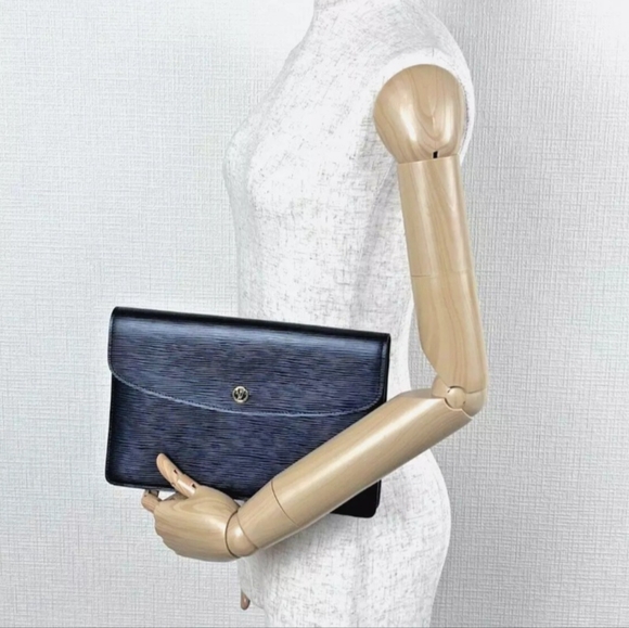 🖤 Louis Vuitton Epi Montaigne 🖤 - Picture 16 of 16